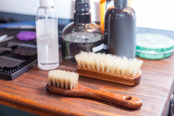 Herramientas de barbero en la mesa —  Fotos de Stock