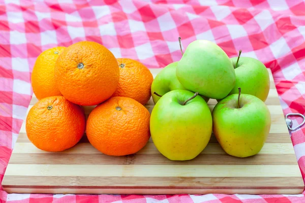 Heaps of apples and oranges — Stock Photo, Image