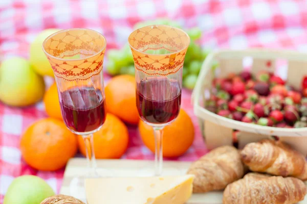 Servierte Decke für Picknick — Stockfoto