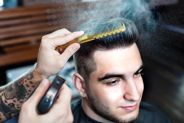 Barbiere spruzzando capelli con acqua — Foto Stock