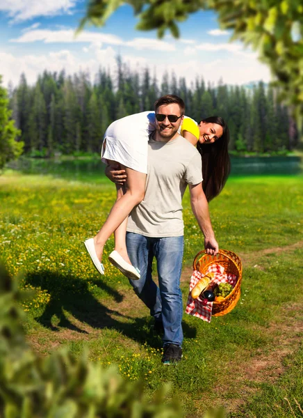 Adam holding kız onun omuz — Stok fotoğraf