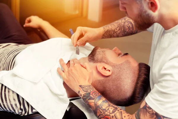 Barbiere che lavora con rasoio — Foto Stock
