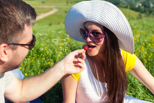 Pareja joven teniendo picnic — Foto de Stock