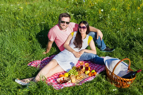 ピクニックを持っている若いカップル — ストック写真