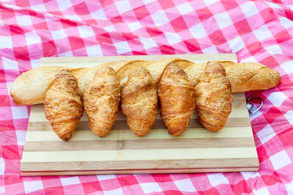 Kruvasan ve Fransız ekmeği — Stok fotoğraf