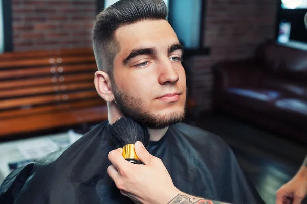 Чоловік у перукарні — стокове фото