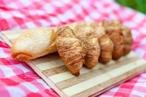 Piknik için tatlı kruvasanlar — Stok fotoğraf