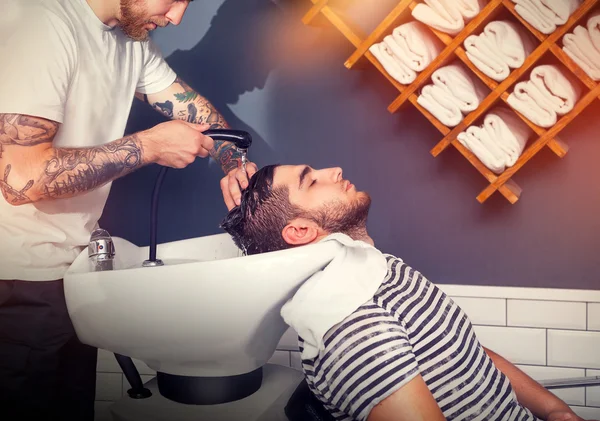 Barbier essuyant la tête de son client — Photo