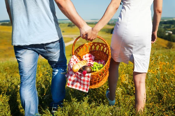 Pareja joven sosteniendo cesta — Foto de Stock