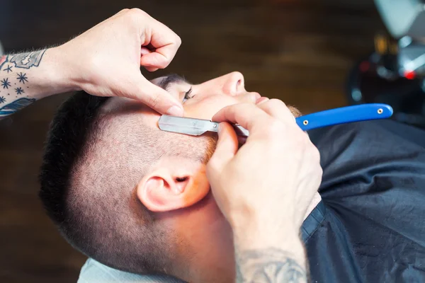 Giovane che ha la barba rasata — Foto Stock