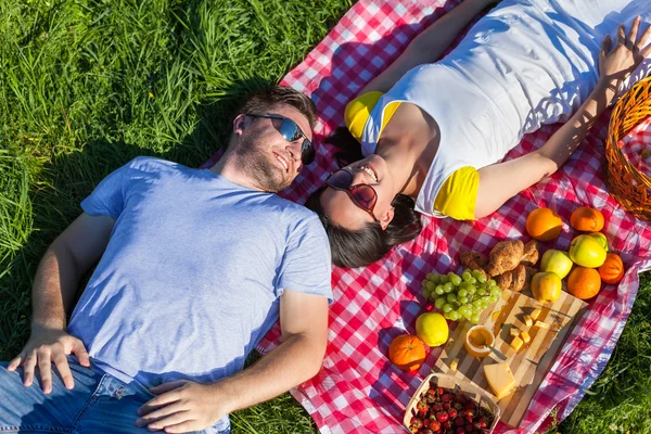 Pareja joven acostada — Foto de Stock