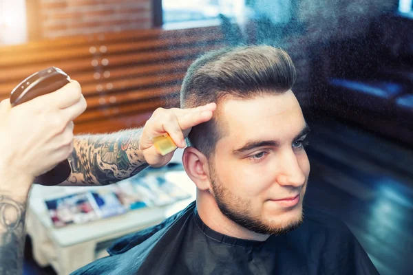 Giovane uomo con i capelli tagliati — Foto Stock