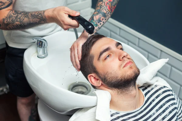 Молодий чоловік в перукарні — стокове фото