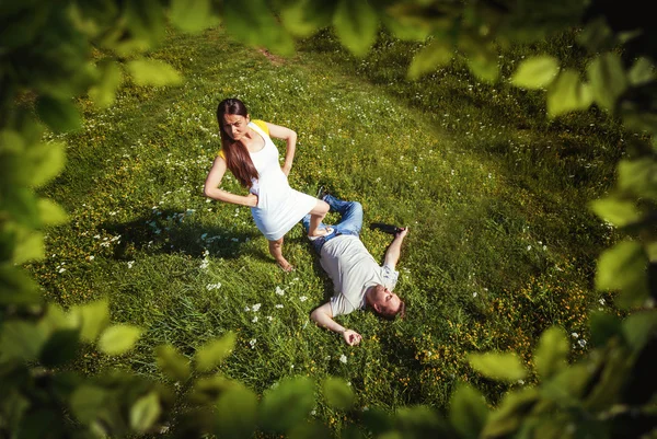 Mulher celebrando vitória sobre o homem — Fotografia de Stock