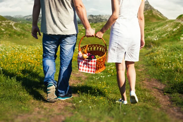 Pareja joven sosteniendo cesta — Foto de Stock