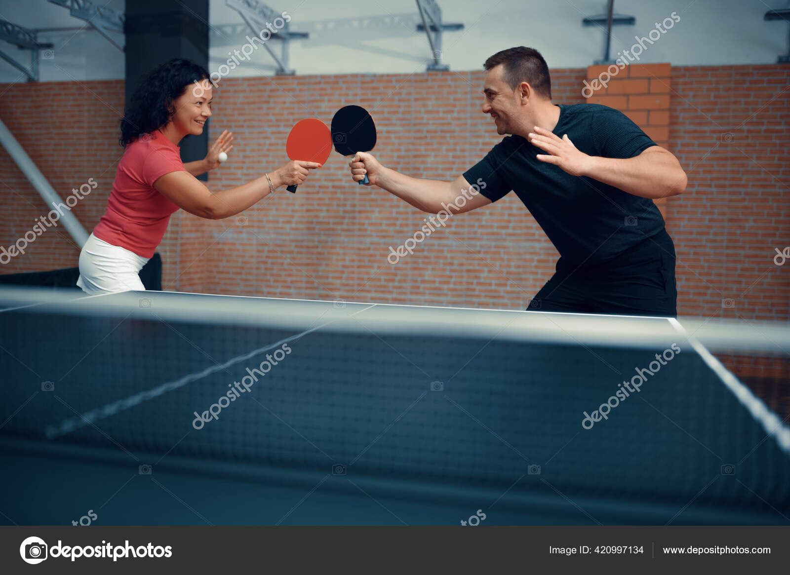 pessoas jogando tênis de mesa com raquete e bola de jogo de pingue