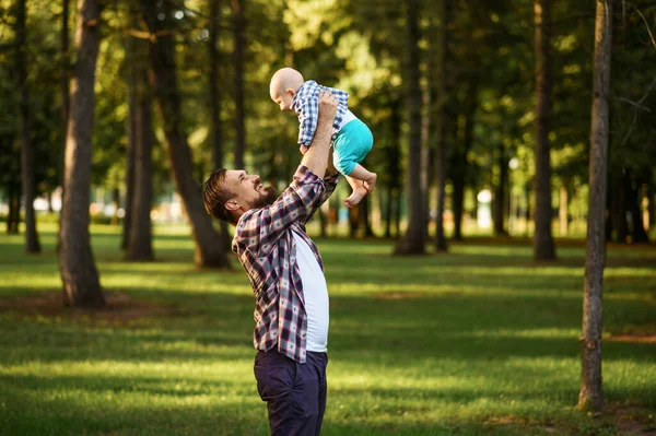 Отец и маленький ребенок прогулки в парке — стоковое фото