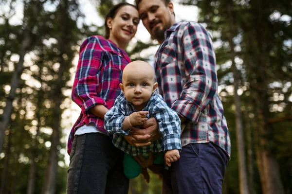 Anne, baba ve küçük bebek parkta poz veriyor. — Stok fotoğraf