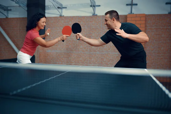 Muž a žena hrát stolní tenis, ping pong hráči — Stock fotografie