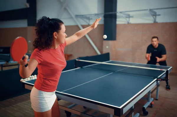 Mujer golpea la pelota, tenis de mesa, ping pong —  Fotos de Stock