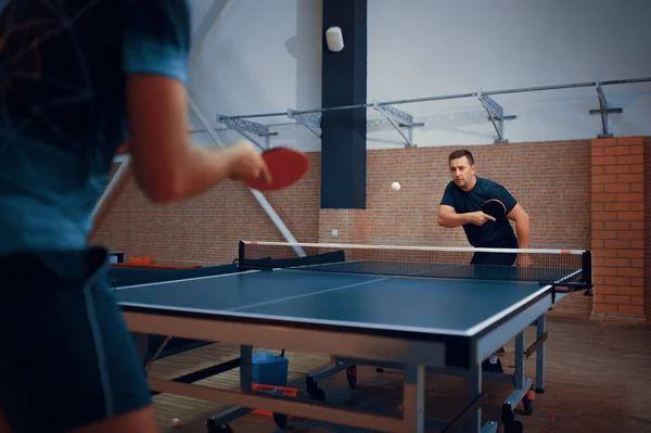 İki adam masa tenisi oynuyor, masa tenisi oyuncuları. — Stok fotoğraf