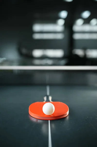 Raquette de ping-pong avec balle au filet gros plan — Photo