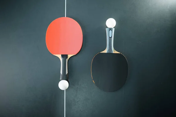 Ping pong ballen en rackets aan het net, bovenaanzicht — Stockfoto