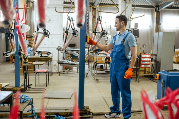 Fahrradfabrik Arbeiter Fahrradfließband Mechaniker Uniform Montiert Fahrradteile Werkstatt Industrielle Fertigung — Stockfoto