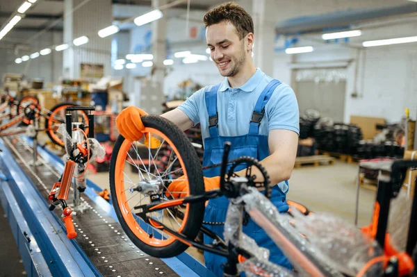 Fahrradfabrik Arbeiter Fließband Radmontage Mechaniker Uniform Montiert Fahrradteile Werkstatt — Stockfoto