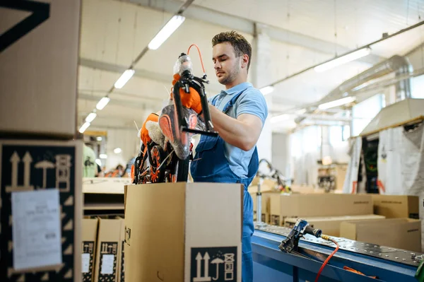 Fahrradfabrik Arbeiter Packt Teenie Fahrrad Karton Mechaniker Uniform Installiert Zyklusteile — Stockfoto