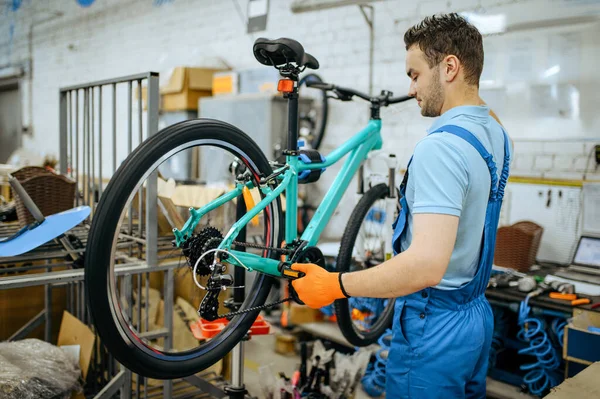 Fahrradfabrik Arbeiter Hält Mountainbike Mechaniker Uniform Installiert Zyklusteile Fließband Der — Stockfoto