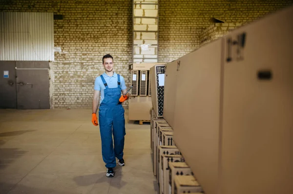Fietsfabriek Arbeider Zit Dozen Met Fietsen Mannelijke Monteur Uniform Aan — Stockfoto