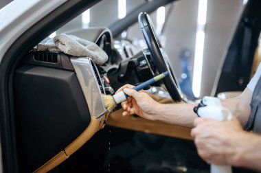 Fırça temizleyicisi, araba havalandırma ızgarası, kuru temizleme ve temizlik. Garajda araba yıkama, otomobil, kimyasal ve elektrik süpürgesi temizliği.