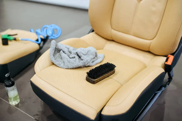 Entfernte Autositze Und Werkzeuge Für Die Chemische Reinigung Nahaufnahme Detaillierung — Stockfoto