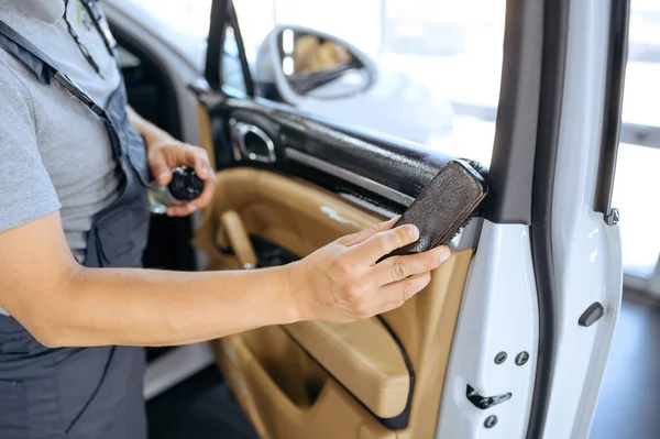 Arbeiter Mit Bürste Wischt Autotürverkleidung Chemische Reinigung Und Detaillierung Fahrzeugwäsche — Stockfoto