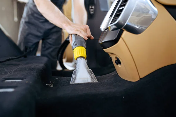 Pekerja Membersihkan Interior Mobil Dengan Vacuum Cleaner Mobil Dry Cleaning — Stok Foto