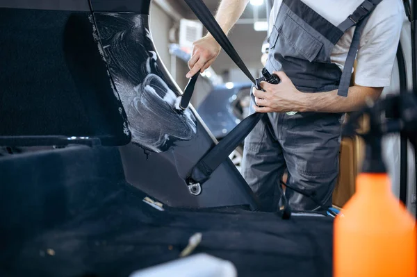 ブラシワイプ車のインテリアプラスチック ドライクリーニングと詳細を持つ労働者 ガレージでの車両洗浄 自動車 化学および真空クリーンサービスの徹底的なケア — ストック写真