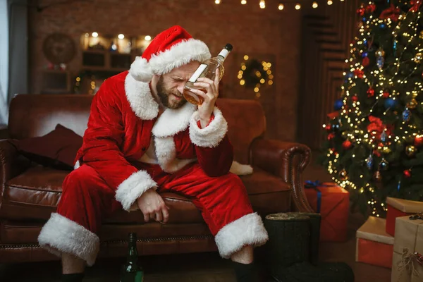 Dålig Jultomte Med Alkoholflaska Sittande Soffan Baksmälla Ohälsosam Livsstil Skäggig — Stockfoto