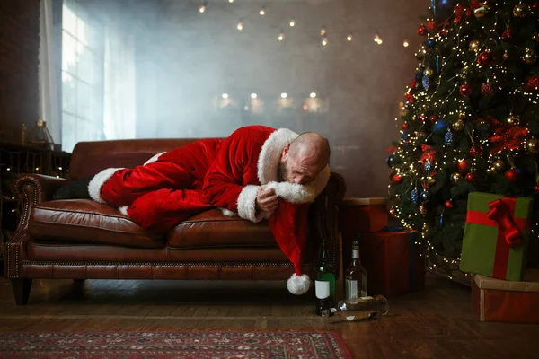 Сильный Пьяный Санта Клаус Блюет Шляпу Похмелье После Отвратительной Вечеринки — стоковое фото