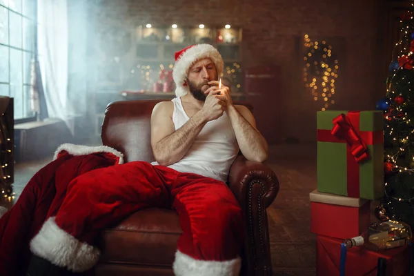 Mauvais Père Noël Fumer Cigare Sur Canapé Méchant Parti Humour — Photo