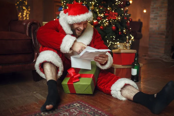 Mau Bêbado Pai Natal Cartas Debaixo Árvore Natal Festa Desagradável — Fotografia de Stock