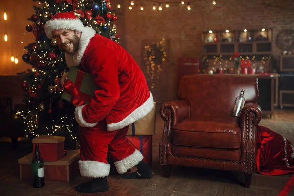 Böser Betrunkener Weihnachtsmann Stiehlt Geschenke Unterm Weihnachtsbaum Fiese Party Humor — Stockfoto