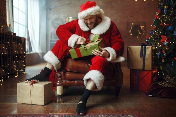 Schlecht Angetrunkener Weihnachtsmann Öffnet Geschenke Unterm Weihnachtsbaum Fiese Party Humor — Stockfoto