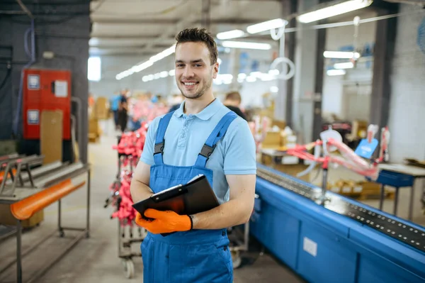 Fietsfabriek Lachende Arbeider Met Notitieboekje Bij Fietsassemblagelijn Mannelijke Monteur Uniform — Stockfoto