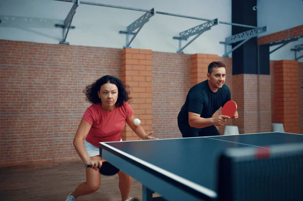 Man Vrouw Spelen Dubbel Tafeltennis Pingpongspelers Paar Tafeltennis Binnen Sport — Stockfoto