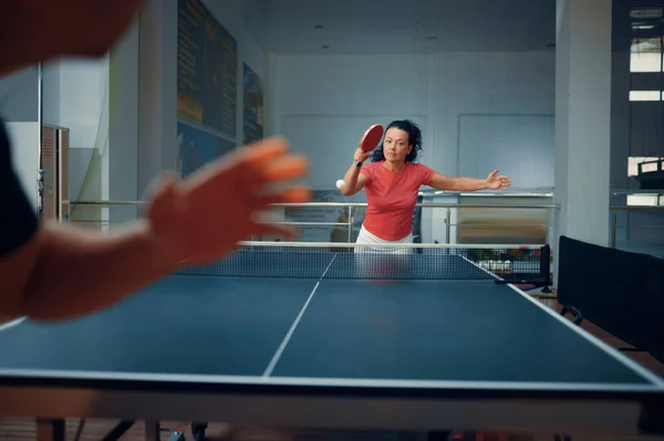 Hombre Mujer Deportivos Entrenamiento Tenis Mesa Jugadores Ping Pong Pareja —  Fotos de Stock