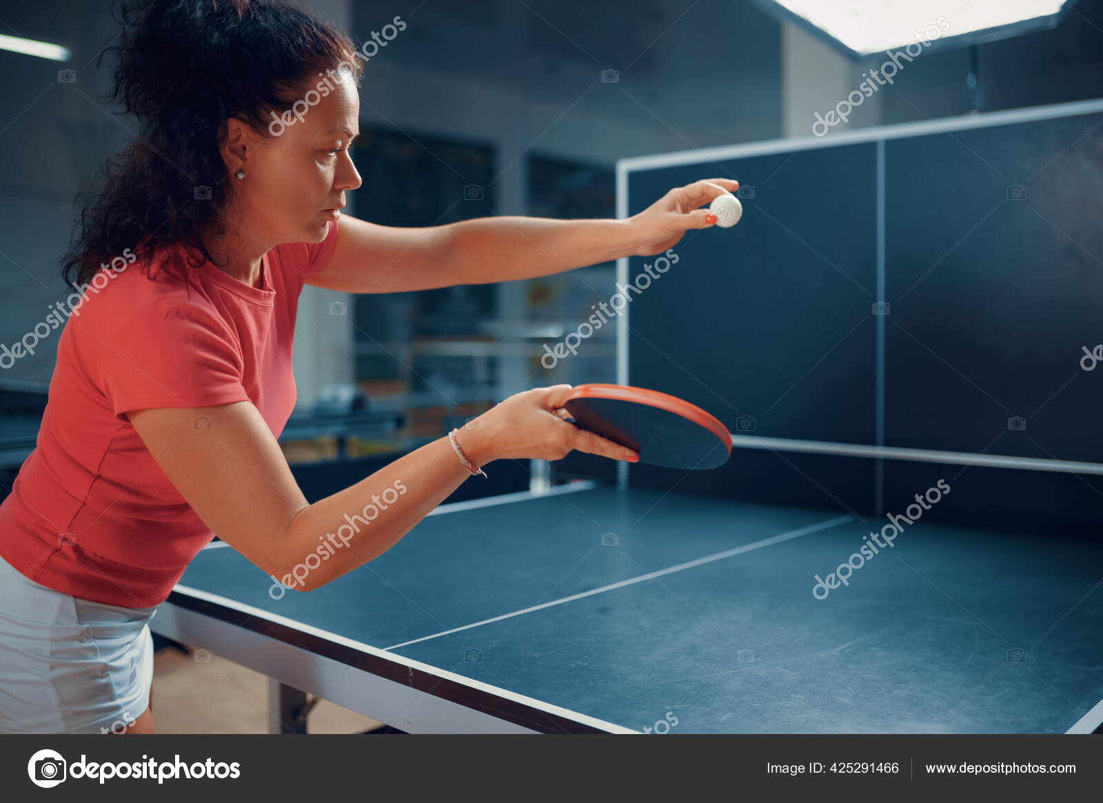 pessoas jogando tênis de mesa com raquete e bola de jogo de pingue