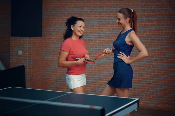 여자들은 테이블 테니스를 탁구를 실내에서 탁구를 친구들 라켓과 공으로 즐기는 — 스톡 사진