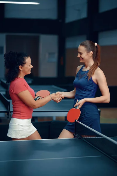 Kobiety Podają Sobie Ręce Przed Meczem Tenisa Stołowego Gracze Ping — Zdjęcie stockowe