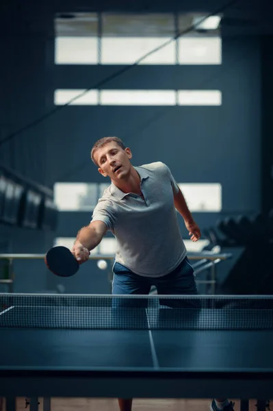 Hombre Golpea Pelota Red Tenis Mesa Ping Pong Jugador Deportista —  Fotos de Stock
